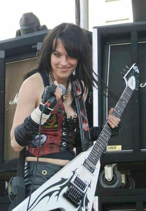 Lizzy hale Izzy Hale, Chica Heavy Metal, Lzzy Hale, Heavy Metal Girl, Music Instagram, Rocker Chick, Women Of Rock, Halestorm, Heavy Metal Rock