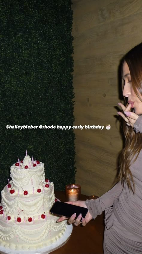 Hailey Bieber Birthday, Iconic Birthday Cake, Giveaway Ideas Birthday, Bella Hadid Birthday, November Birthday Party, Rhode Vanilla, Clean Makeup Look, Confetti Tour, Happy Early Birthday