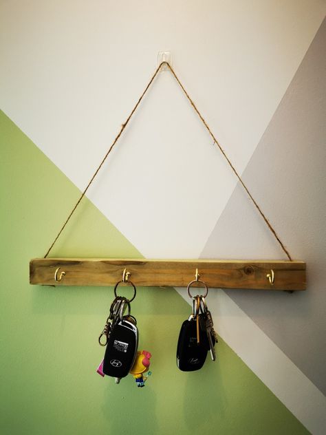 Bamboo Key Holder, Diy Key Holder Easy, Homemade Key Holder, Key Holder Diy Creative, Key Holder Ideas Creative, Diy Keyholder, Key Wall Holder, Diy Key Holder, Modern Key Holder