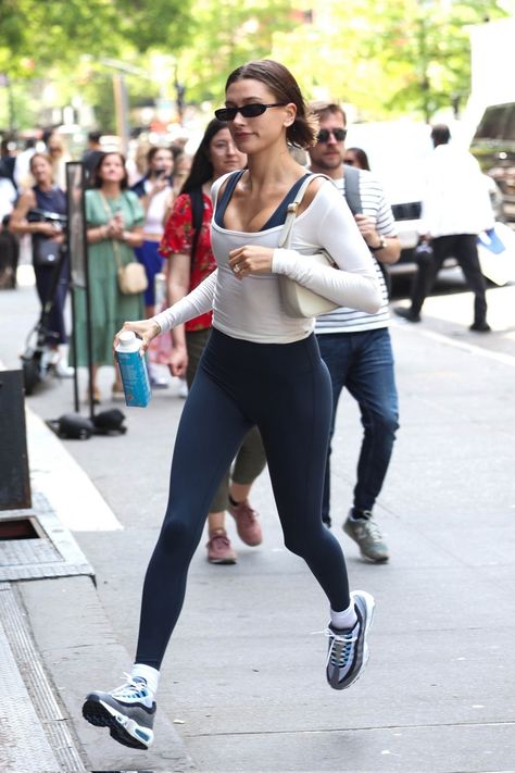 Celebrities Wearing Lululemon, Post Workout Outfit, Hailey Baldwin Style Summer, Hailey Baldwin Style 2023, Yoga Instructor Outfit, Fabletics Outfits, Celebrity Athleisure, 2023 Hailey Bieber, Movie Bloopers