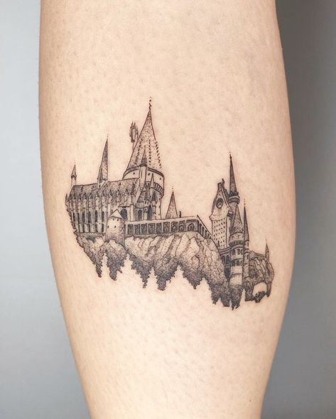 Hogwarts Skyline Tattoo, Hogwarts Tattoos, Harry Potter Tattoos Minimalist, Animated Tattoos, Hufflepuff Tattoo, Hogwarts Castle Tattoo, Hogwarts Tattoo, Harry Tattoos, Hp Tattoo