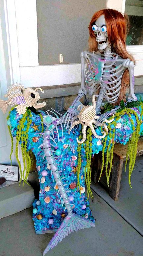 Mermaid Scarecrow Ideas, Nautical Halloween Decor, Sea Witch Halloween Decor, Skeleton Beach Theme, Summerween Decor, Under The Sea Halloween, Halloween Mermaid Skeleton, Skeleton Mermaid Decoration, Mermaid Skeleton Halloween Decor