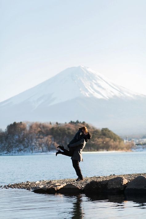 Japan Engagement Shoot | Photo: Morning Halo Photography Halo Photography, Unique Engagement Pictures, Cute Proposal Ideas, Japan Photoshoot, Japan Travel Photography, Couple Travel Photos, Japan Wedding, Proposal Pictures, Wedding Photo Studio