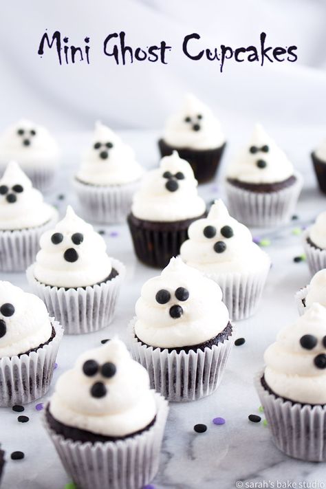 Mini Ghost Cupcakes – bite-sized mini cupcakes topped with ghoulish vanilla buttercream ghosts. Halloween Mini Cupcakes Ideas, Small Halloween Cakes Ideas, Mini Halloween Cupcakes, Halloween Mini Cupcakes, Miniature Cupcakes, Mini Ghost, Postres Halloween, Ghost Cupcakes, Small Cupcakes