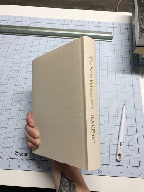 diy book cover with gold foil Cricut Book Cover, Best Cricut Projects, Cricut Office, Book Lettering, Diy Book Cover, Binding Methods, Diy Vintage Books, Cricut Scoring Stylus, Book Binding Methods