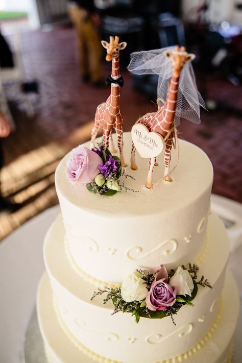 Giraffe Wedding Cake, Zebra Wedding Theme, Zoo Wedding Cake, Giraffe Wedding, Animal Wedding Cake, Zoo Cake, Giraffe Cakes, Thematic Cake, Safari Wedding