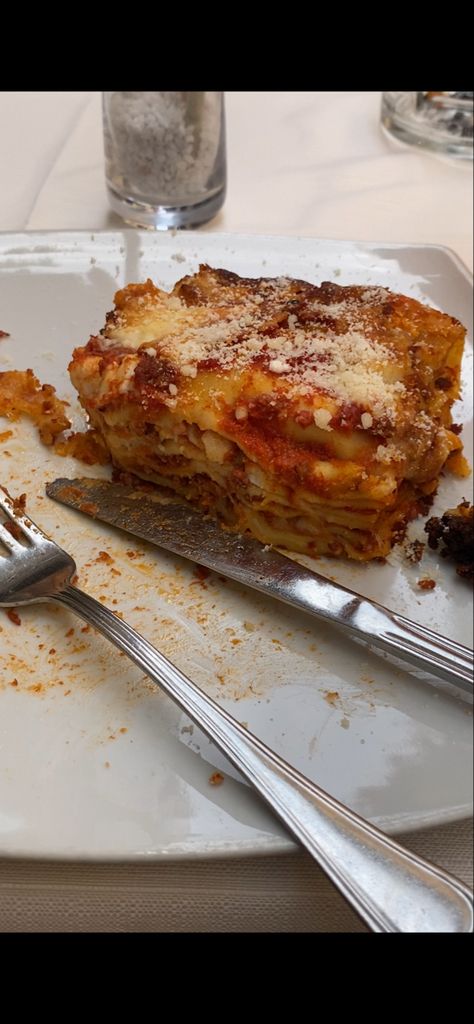 Lasagna Aesthetic Food, Lasagne Aesthetic, Lasagna Aesthetic, Food Lasagna, Italian Lasagna, Lasagne Recipes, Vegetarian Lasagna, Wedding Buffet, Food Snapchat