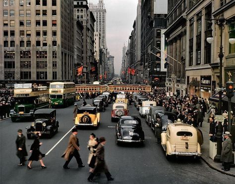 Fifth Avenue Looking North from 42nd Street. Manhattan. 1940s, photo by Charles Phelps Cushing. #newyork #oldnewyork #1940s #newyorkcity #photography New York Architecture, New York City Photos, New York Pictures, 42nd Street, Manhattan New York, Vintage New York, City Streets, Old Pictures, New Yorker