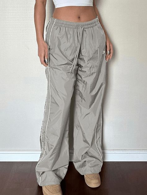 2023 Buy Piping Detail Wide Leg Parachute Pants under US$41 in Pants Online Store. Free Shipping with US$69+. Check reviews and buy it today. Style: Casual/Street/Y2K/Vintage/Hip Pop/Punk/Preppy/Sporty Fabric Content: Polyester Fit Type: Loose fit #y2k #retro #aesthetic #vintage #vintagestyle #backtoschool #backtoschooloutfits #firstdayofschooloutfit #spring #summer #summerstyle #streetstyle #outfits #ootd #trendyoutfits #fashionista #casualoutfits Street Y2k, Baggy Sweatpants, Pants Green, Bodycon Floral Dress, Pants Blue, Pop Punk, Crop Top Blouse, Exclusive Fashion, Versatile Style