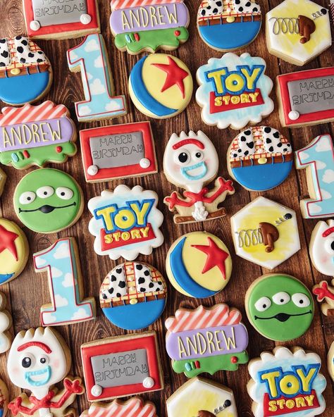 Disney 1st Birthday Boy Up, Toy Story Food Ideas Birthday Parties, Toy Story Cookies 1st Birthday, Toy Story 2 Cookies, Toy Story Cookies Decorated, Toy Story Decorated Cookies, Toy Story Cookies 3rd Birthday, Toy Story Cookies Decorated 3rd Birthday, Toy Story Cookies