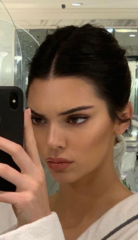 Kendall Jenner Hair, Kendall Jenner Face, Straight Eyebrows, Kendall Jenner Makeup, Jenner Makeup, Kendall Style, Slicked Back Hair, Kendall Jenner Outfits, Keeping Up With The Kardashians