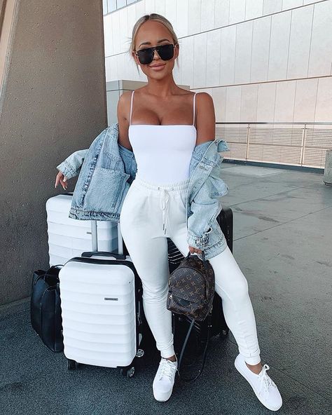 Cute Airport Outfit, Comfy Airport Outfit, Sweatpants White, Casual Friday Outfit, Outfit Airport, Comfy Travel Outfit, Main Character Energy, Airport Outfits, Boy Sweatpants