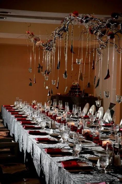 Halloween wedding table decor that's NOT for the faint of heart or superstitious | Offbeat Bride Décoration Table Halloween, Diy Halloween Dekoration, Porch Diy, Vampire Wedding, Halloween Table Settings, Halloween Party Appetizers, Scary Halloween Decorations Diy, Table Halloween, Halloween Party Dinner