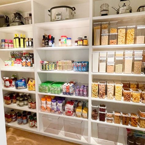 O.C.D | Organize.Create.Design on Instagram: “Your pantry can be your favorite room of the house, right? We think so! ⭐️⭐️⭐️⭐️⭐️ #home #kitchendecor #pantry” Minimalist Pantry, Pantry Shelving Ideas, Home Pantry, Pantry Redo, Organizing Walk In Closet, Pantry Decor, Pantry Organisation, Sunday Scaries, Pantry Makeover