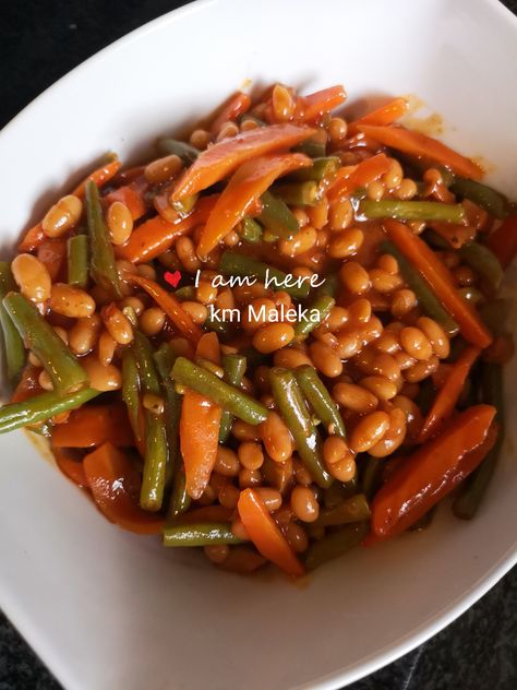 Chakalaka INGREDIENTS 1 smal Packet of green beans 4 🥕 carrots 1 can of Koo beans 2 teaspoons of paprika 2 teaspoons of chicken spice 1tablespoon of cayenne pepper 2 teaspoons Masala 1tablespoon of olive oil 1TABLESPOONS of curry 250ml of water  nip the tips off each end of the beans, and cut them into half, cut your carrots into half and make stripes and boil with 250ml water until cooked not over cooked please! Cook them until the water has dryed up! Pour oil in the same pot, with your spices Chakalaka Salad Recipe, Sunday Kos, South African Salad Recipes, Chakalaka Recipe, African Foods, Beef Casserole Recipes, Spicy Dishes, South African Recipes, Chicken Spices