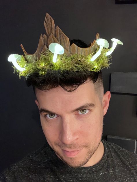 A wood-looking crown with glowing mushrooms and moss Hot Glue Mushroom Lights, Eva Foam Crown, Mushroom Crown, Hot Glue Mushrooms, Nature Crown, Mushroom Costume, Glowing Mushrooms, Foam Carving, Mushroom Lights