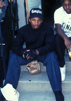 R.I.P. Eazy E !!! R.I.P. Eazy E !!! 90s Rap Aesthetic, Gangsta Rapper, 90s Black Men, 90s Rappers Aesthetic, 90s Rappers, Outta Compton, Tupac Pictures, Eazy E, Hip Hop Classics