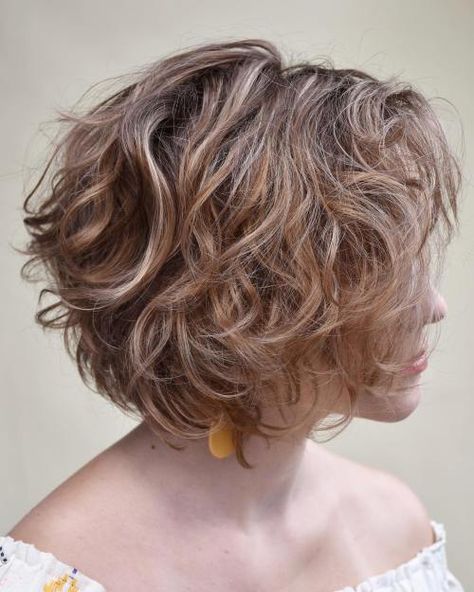 Chin-Length Tousled Wavy Bob Hairstyle Thick Wavy Bob Hairstyles, Short Wavy Bobs With Bangs, Wave Bob Hairstyles Short Wavy, Wavy Chin Length Bob, Chin Length Wavy Hair, Chin Length Bob With Bangs, Chin Length Curly Hair, Short Layered Wavy Hairstyles, Wavy Shag Haircut