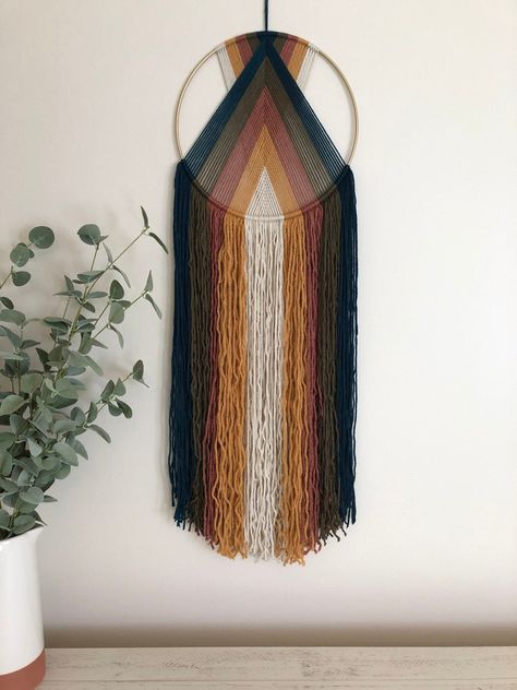 Yarn Art Diy, Circle Macrame Wall Hanging, Hoop Wall Decor, Macrame Circle, فن النسيج, Rainbow Macrame Wall Hangings, Hanging Diy, Diy Boho Decor, Rainbow Macrame