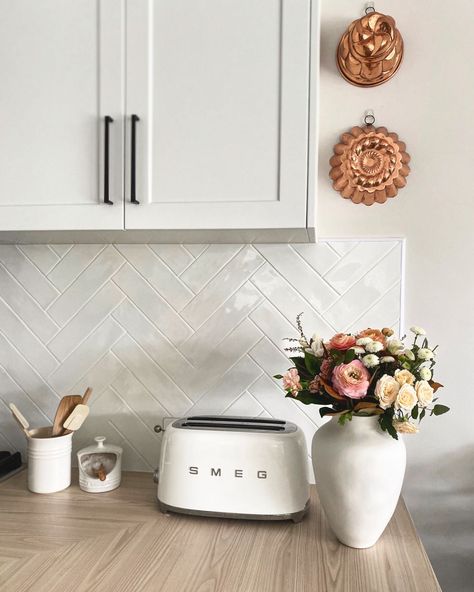 Smeg Aesthetic Kitchen, Toaster Aesthetic, Smeg Kitchen Ideas Inspiration, Smeg Kitchen Ideas, Smeg Aesthetic, Colorbond Cladding, Retro Style Aesthetic, Retro Kitchen Appliances, Retro Toaster