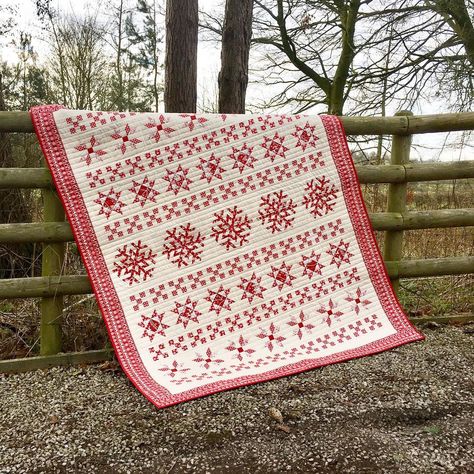 604 Likes, 47 Comments - Lynne Goldsworthy (@lilysquilts) on Instagram: “I've been working on Christmas. This is my Christmas Row jumper using Scandi 18 by @makoweruk…” Scandinavian Quilts, Mccalls Quilting, Christmas Quilt Blocks, Orange Quilt, Row Quilt, Two Color Quilts, White Quilts, Red And White Quilts, Star Quilt Blocks