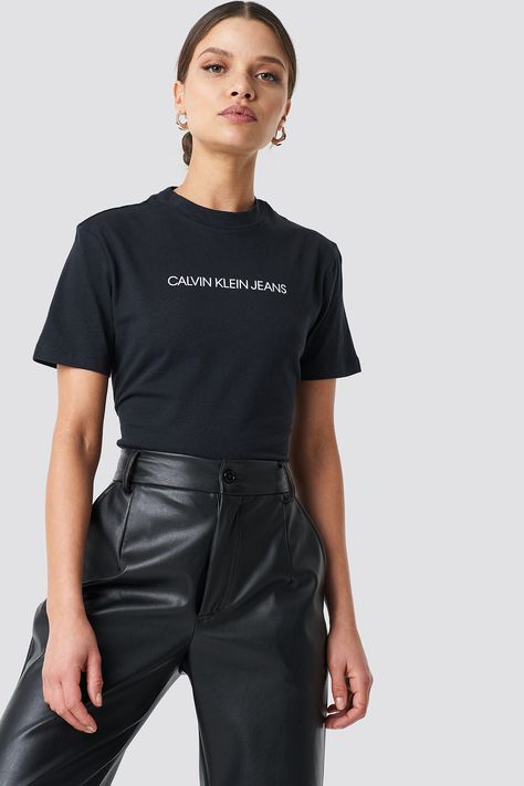 Calvin Klein Street Style, Calvin Klein Tshirt Outfit Woman, Calvin Klein Shirt Woman, Calvin Klein Outfits Casual, Calvin Klein Outfits Woman, Outfits Uni, Calvin Klein Fashion, Calvin Klein Tshirt, Minimalism Fashion