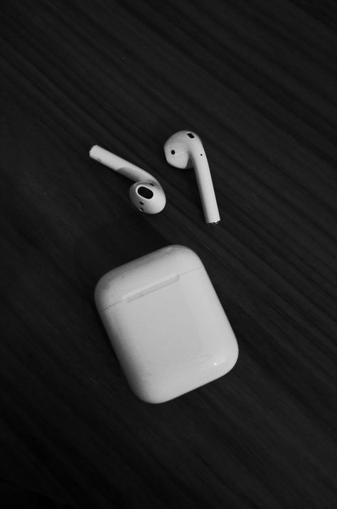 Apple Air Pods Kleines Review 02 I Pods Apple, Air Pods Aesthetic, Tech Gadgets Gifts, Airpods Apple, Air Pod, I Pod, Hand Gestures, Accessoires Iphone, Headphones Wireless