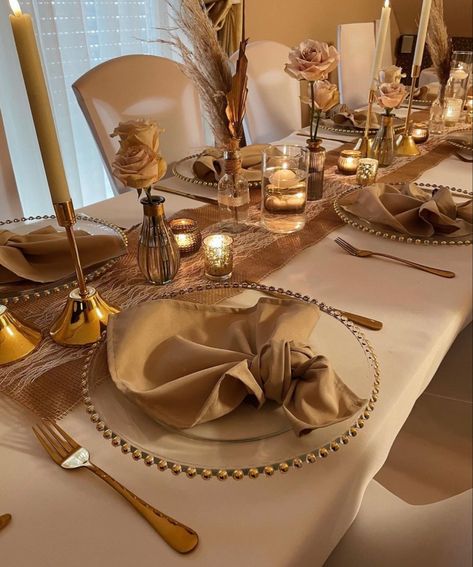 Gold Table Decorations Home, Cream And Gold Table Setting, Sit Down Dinner Table Decor, Gold Dinner Table Decor, Brown And Gold Party, Dinning Tabletop Decor, Summer Dining Table Decor, Ramadan Table Setting, Shower Tile Combinations