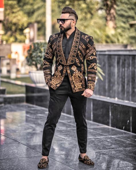 BRADDICTION DESIGNER STUDIO on Instagram: “🤫NEVER LET THEM KNOW ABOUT YOUR SECOND MOVE....🤫😍 #goat2021 COLLECTION IS HERE😍 LOOK EXCLUSIVE👈 WEAR EXCLUSIVE👈 ONLY @bradaddiction…” Black Men Suits, Black And Gold Jacket, Blazer Design, Smart Outfits, Cloth Collection, Blazer Wedding, Prince Coat, Groom Dress Men, Embroidery Jacket