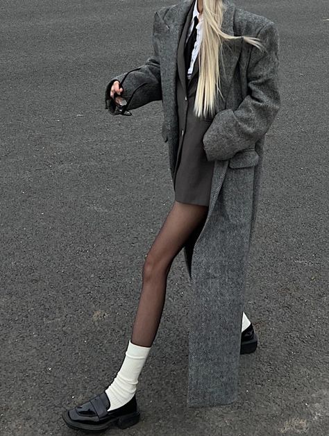 Winter Outfits 23, Iconic Winter Outfits, Street Style Aesthetic Women, Winter 23 Fashion Trends, Mesh Tights Outfit, Black Sheer Tights Outfit, Autumn 2024 Fashion Trends, Black Tights Outfit Casual, Oppenheimer Outfit