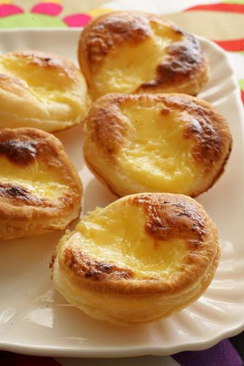 Mini Portugese tarts. Portuguese Pastries, Portuguese Tarts, Portuguese Dishes, Portuguese Egg Tart, Butter Puff Pastry, Custard Tarts, Tarts Recipe, Portuguese Desserts, Portuguese Food