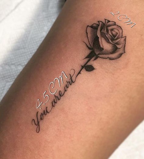 Rose With Words Tattoo, Cm Tattoo, Rose Tattoo With Name, Cute Tattoos On Wrist, Rose Tattoos For Women, Beautiful Tattoos For Women, Tattoo Rose, Tattoos Women, Dope Tattoos For Women