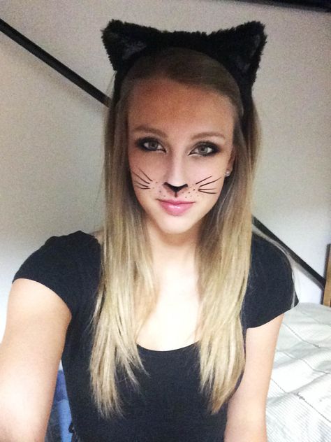 halloween kitty cat costume. cat makeup and cat ears Homemade Cat Costume, Cat Face Makeup, Cat Halloween Makeup, Cat Makeup Halloween, Chat Halloween, Black Halloween Dress, Cat Halloween Costume, Cat Eye Makeup, Cat Costume