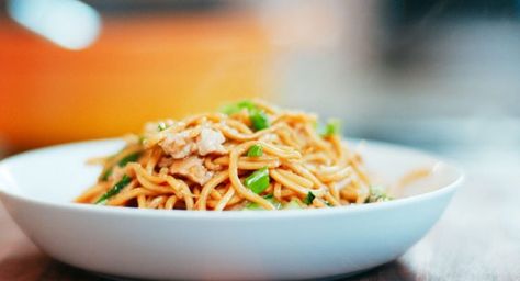 Jet Tila's Chicken Lo Mein Recipe Low Mein, Chef Jet Tila, Chicken Lo Mein Recipe, Jet Tila, Asian Pasta, Asian Bowls, Lo Mein Noodles, Chicken Lo Mein, Lo Mein Recipes