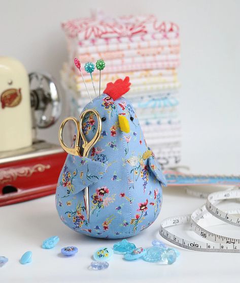 This Cute Chicken Pincushion Is Also A Scissors Caddy - Quilting Digest Free Owl Pin Cushion Pattern, Chicken Pincushion Pattern, Felt Pin Cushion Pattern, Chicken Pin Cushion Pattern Free, Chicken Pin Cushion Pattern, Small Patchwork Projects, Pincushions To Make, Pin Cushion Ideas, Chicken Pincushion