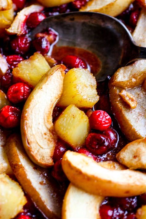 Easy Spiced Hot Fruit Bake! A delicious and healthy holiday breakfast bake! This gluten free spiced hot fruit bake also makes for a great topping for waffles, pancakes, oatmeal, or simply by itself! A nutritious dish to add to your Christmas or New Year's Brunch! Vegan friendly. www.cottercrunch.com Hot Fruit Bake, Healthy Holiday Breakfast, Paleo Brunch Recipes, Autumn Brunch Recipes, Fruit Bake, Christmas Brunch Menu, Gluten Free Spices, Toast Aperitif, Christmas Brunch Recipes