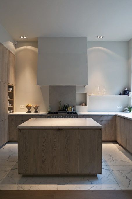 I love the softness of all this hardness - oak and plaster, steel and marble. All natural Oak Kitchen Cabinets, Kitchen Hoods, Kitchen Design Trends, Oak Kitchen, Modern Kitchen Cabinets, Oak Cabinets, Minimalist Kitchen, Contemporary Kitchen, 인테리어 디자인