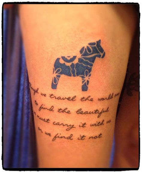 Yay! Travel tattoo started at Honey Bunny Tattoo in Lund, Sweden. Tattoo made by Ullis.      Dalahäst and Emerson quote. Swedish Horse Tattoo, Swedish Dala Horse Tattoo, Sweden Tattoo Ideas, Dala Tattoo, Honey Bunny Tattoo, Dala Horse Tattoo, Swedish Tattoo Ideas, Heather Tattoos, Sweden Tattoo