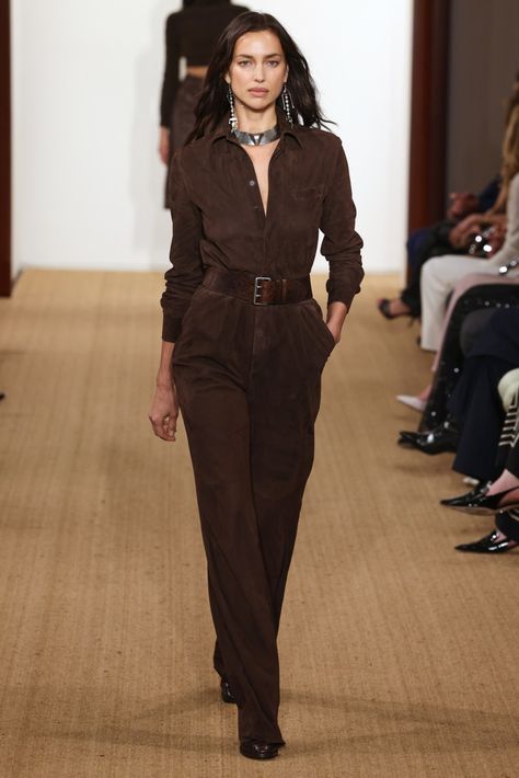 Ralph Lauren Fall 2024 Collection Ralph Lauren Runway 2024, English Heritage Fashion, Ralph Lauren Fall 2024, Ralph Lauren Thanksgiving, Ralph Lauren Inspired Outfits, Ralph Lauren Winter Outfits, Ralph Lauren Aesthetic Outfit, Architecture Outfit, Ralph Lauren Ads