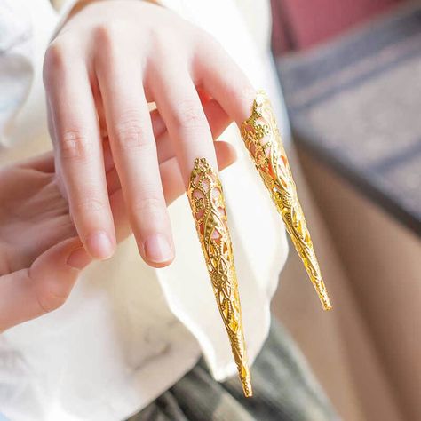 Finger armor Chinese Nail Guard, Nail Guards Chinese, Chinese Hanfu Princesses, Hanfu Princess, Finger Armor, Claw Rings, Chinese Empress, Nail Guards, Chinese Armor