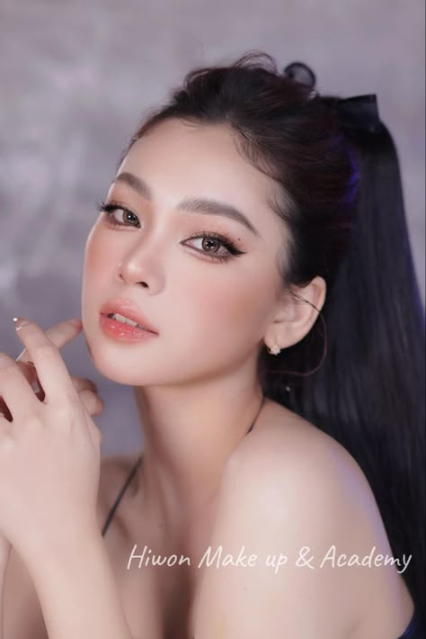 Vietnamese Makeup Looks, Viet Makeup, Thailand Makeup Look Wedding, Thai Makeup Looks Wedding, Vietnamese Makeup, Graduation Look Makeup, Thailand Makeup, Makeup Asia, Three Earrings