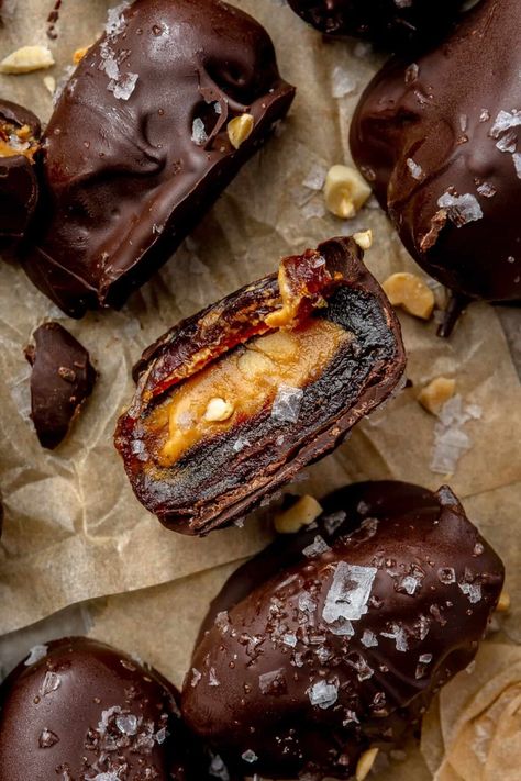 5-Ingredient Date Snickers - Rachael's Good Eats Date Snickers, Desserts With Dates, Nursing Carts, Snickers Bars Recipe, Snickers Recipe, Snickers Chocolate, Snickers Bar, Meatless Main Dishes, Best Sweets