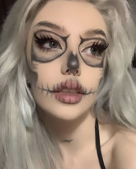 Halloween Skeleton Makeup, Skull Makeup Tutorial, Halloween Makeup Clown, Holloween Makeup, Cute Halloween Makeup, Skeleton Makeup, Halloween Makeup Ideas, Halloween Makeup Pretty, Pretty Halloween Costumes