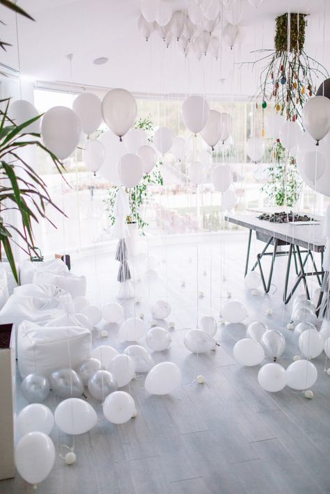 Balloon Wall Diy, Balloon Backdrop Wedding, Balloon Arch White, Balloon Wall Backdrop, White Party Ideas, Party Decorations White, Balloon Graduation, Wedding Ceremony Decorations Indoor, Diy Balloon Arch