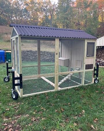 Chicken Coop Ideas Moveable, Moveable Chicken Coop, Chicken Coop Ideas, Egg Burger, Family Homestead, Backyard Chicken Coop Plans, Chicken Tractors, Chicken Tractor, Coop Ideas