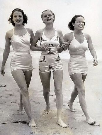 1930's Beach Fashion Mode Retro, Vintage Bathing Suits, Three Women, Vintage Swim, Look Retro, Vintage Swimwear, Vintage Swimsuits, 1930s Fashion, Beach Beauty