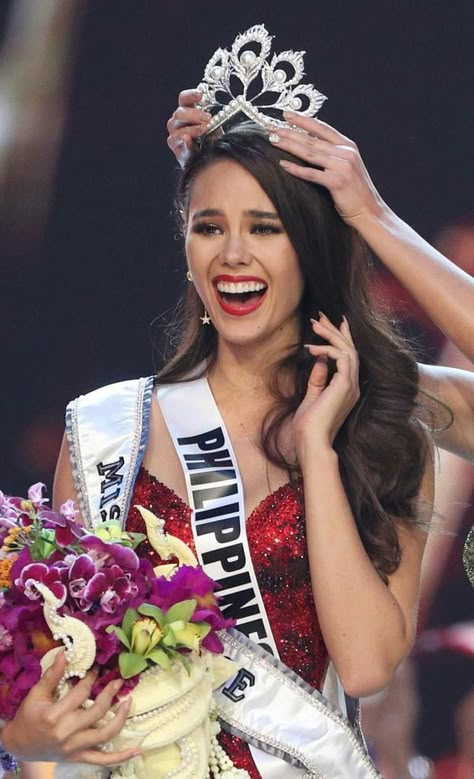 Catriona Gray Catriona Gray Aesthetic, Lava Walk Catriona Gray, Miss Universe Aesthetic, Catriona Grey, Catriona Gray Miss Universe, Egg Diorama, Miss Universe Gowns, Miss Universe 2018, Drunken Master