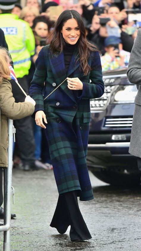 image Estilo Meghan Markle, Old Money Winter, Meghan Markle Outfits, Tartan Coat, Fall Fashion Coats, Prins Harry, Meghan Markle Style, Style Royal, Burberry Coat