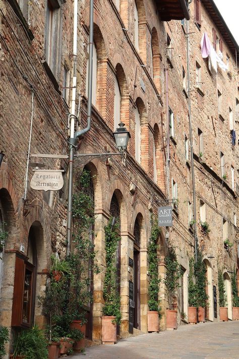 Volterra, a Town from Etruscan Times – Things to Do & Travel Guide ★ I Travel for the Stars - Travel Blog Etruscan Architecture, Volterra Italy, Twilight Dr, Tuscan Towns, Stars Art, Tourist Office, My Bucket List, Places In Italy, Italy Travel Guide