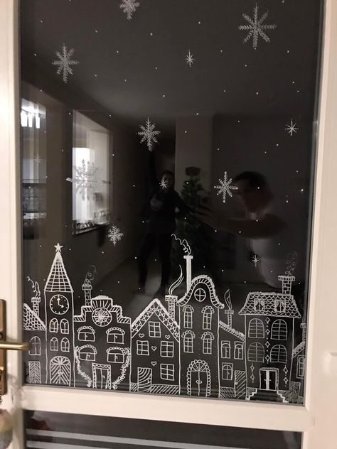 Window Marker Art Ideas, Window Marker Christmas, Window Christmas Decor Ideas Drawing, Chalk Pen Window Art Christmas Simple, Winter Window Drawing Ideas, White Pen Window Drawing Christmas, Posca Window Art Christmas, Window Paint Christmas Ideas, Christmas Chalk Pen Window